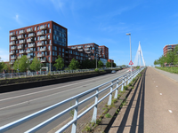 850013 Gezicht over de opgang van de Prins Clausbrug, vanaf het fietspad langs de Churchilllaan te Utrecht richting ...